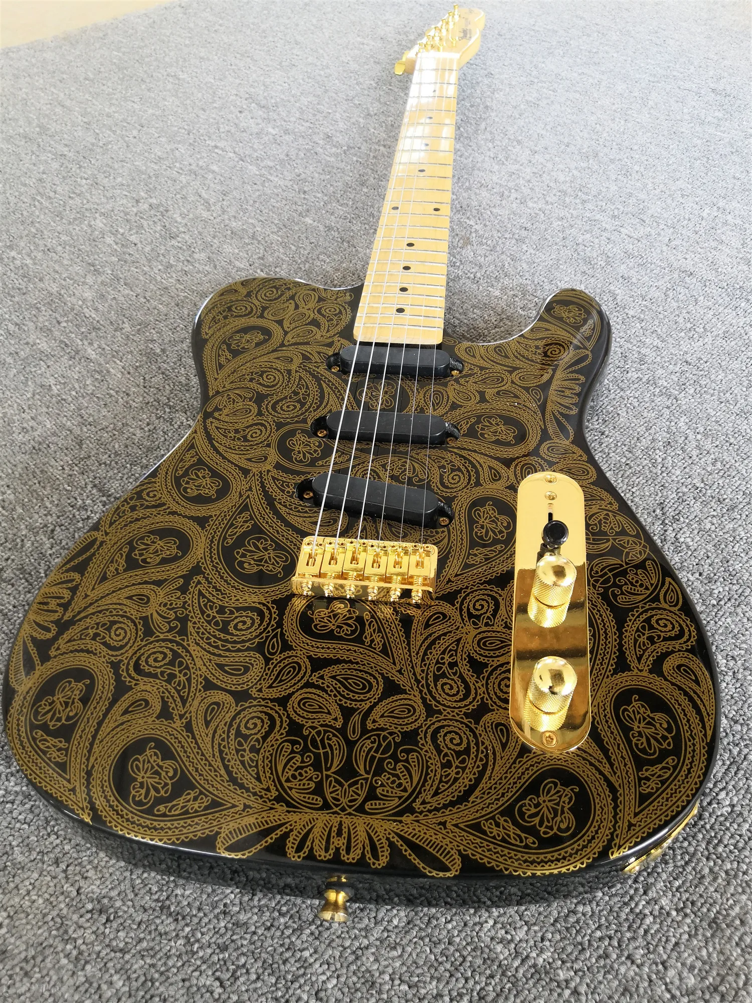 

Custom Gold Flower Pattern Electric Guitar,3S Pickups,Maple Fretboard,Gold Hardwares.customized,Paypal available!T-27