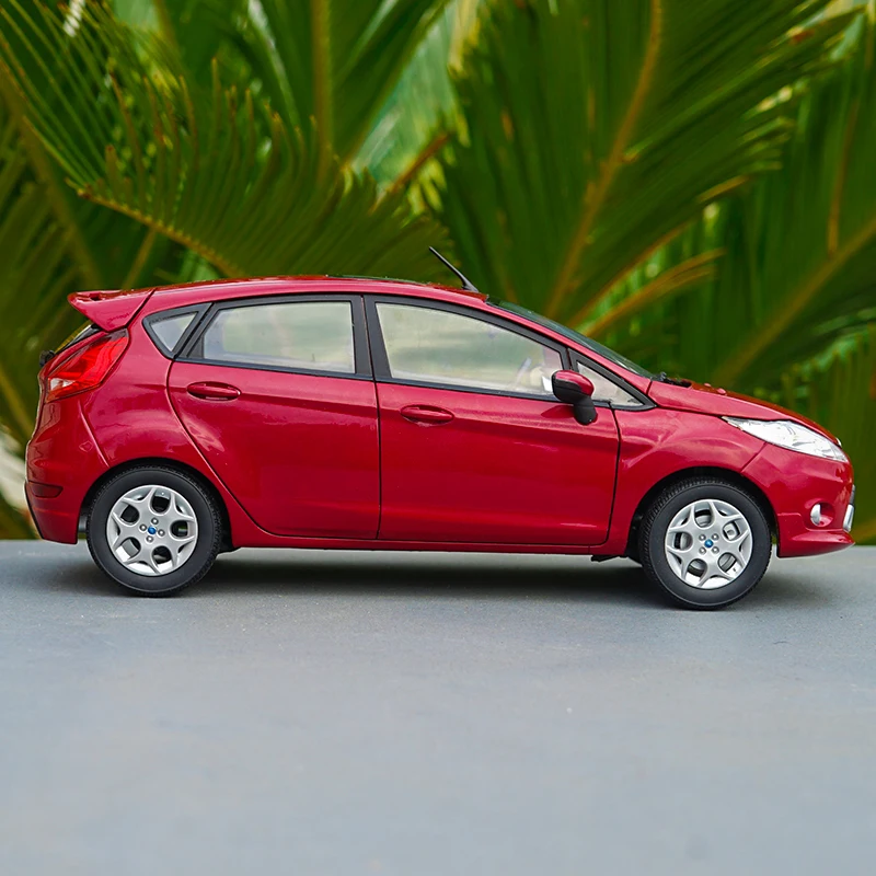 1:18 FORD FIESTA литая под давлением Модель автомобиля игрушки Металлическая Модель автомобиля оригинальная коробка