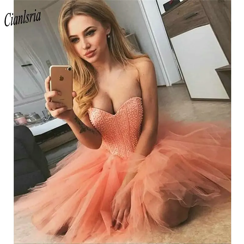 Коралловый Бисер Милая Короткие бальные платья пикантные длиной выше колена вечерние платья без рукавов с юбкой из тюля; мини Выпускной платье