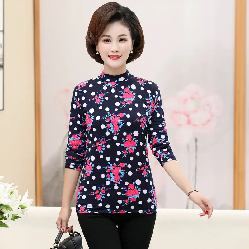 Женская блузка с цветочным принтом среднего возраста приталенная длинным рукавом и коротким воротником