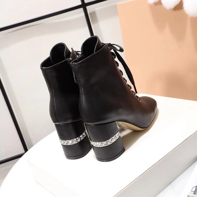 Zapatos/пикантные женские ботильоны из лакированной кожи; Роскошные туфли на высоком каблуке со стразами и шнуровкой; женские короткие ботинки для подиума; сезон весна-Зима