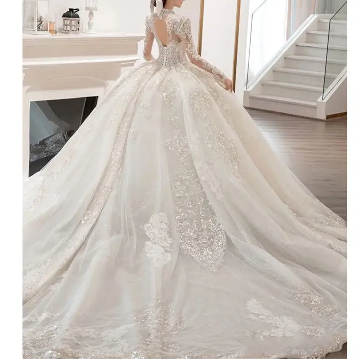 Hermoso vestido de novia con cuello en V, ilusión de manga larga