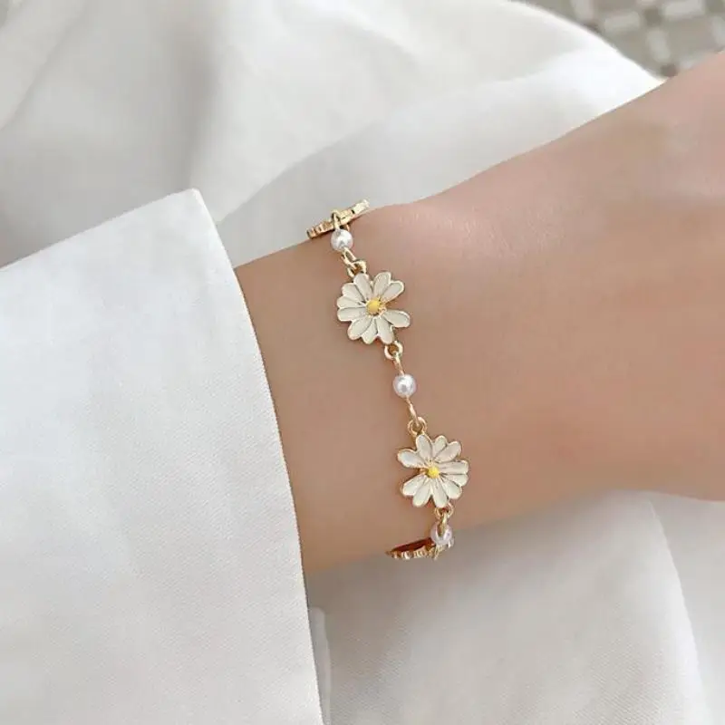 Fashion Sweet Daisy Flower Bracelets Personality Minimalist Flowers Pearl Bracelet Women Party Banquet Statement Jewelry Gift