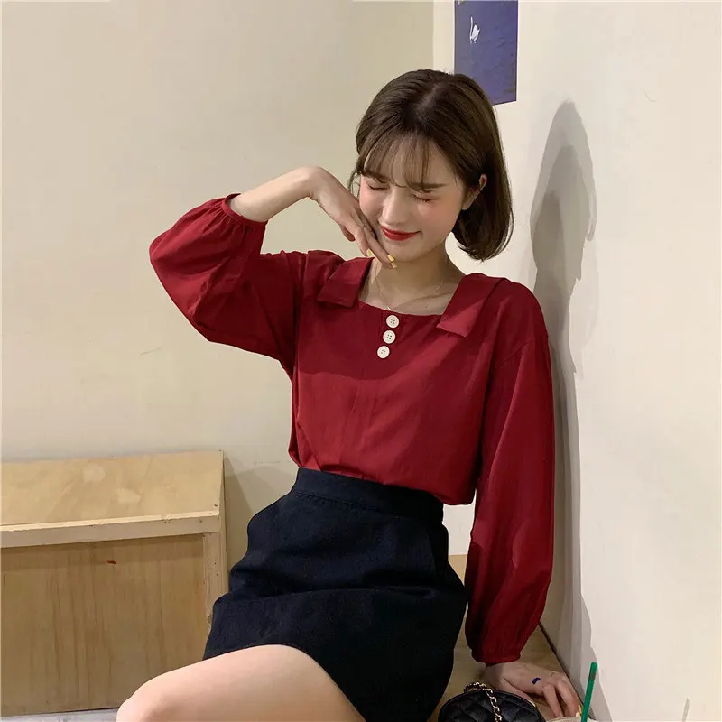 Блузка женская демисезонная на пуговицах с квадратным вырезом и длинным рукавом