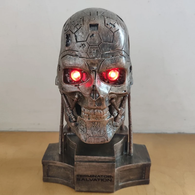 

Terminator T-600 Robot Head Statue Eye Have Light 10cm Box-Packed Action Figure Collection Model Toys Y1125