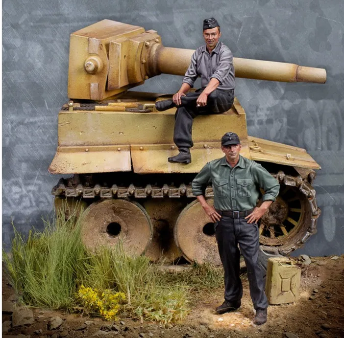 

1/35 Resin Figure Model Kit Unassambled Unpainted (2 figure and tank) 613