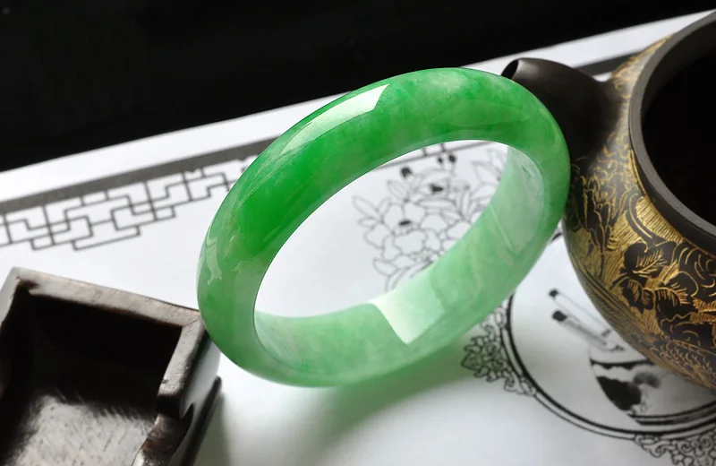 

Send Certificate Natural Myanmar Jade A-Class 54-62mm Light Green Bracelet Exquisite Princess Jade Bracelet