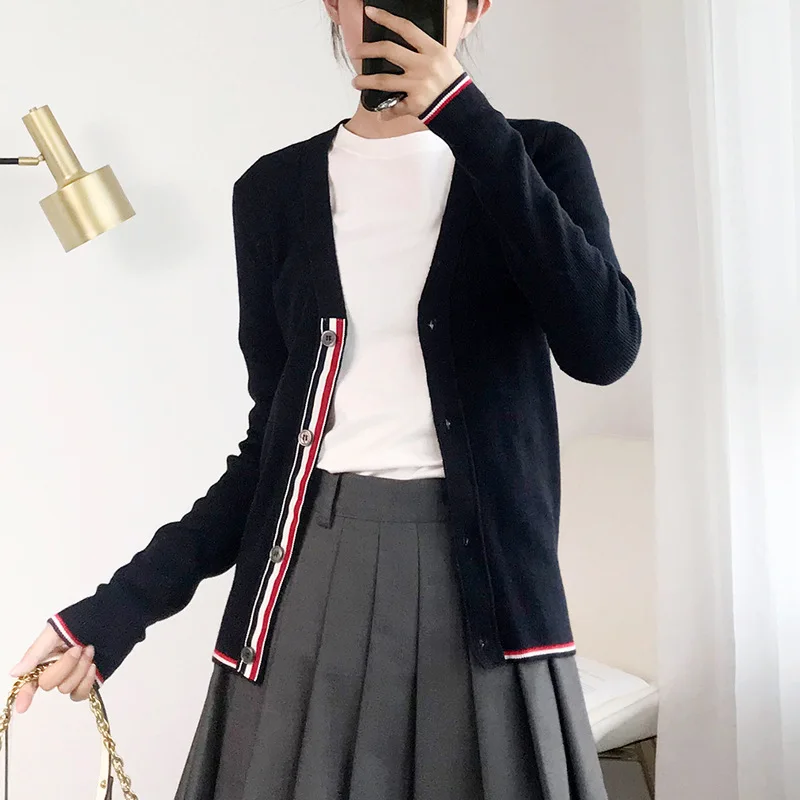 

2019 The New Sweater Is A Versatile One-row Buckle Temperament Stripe Aged V-neck Knitted V-Neck Cardigans Women Sweaters