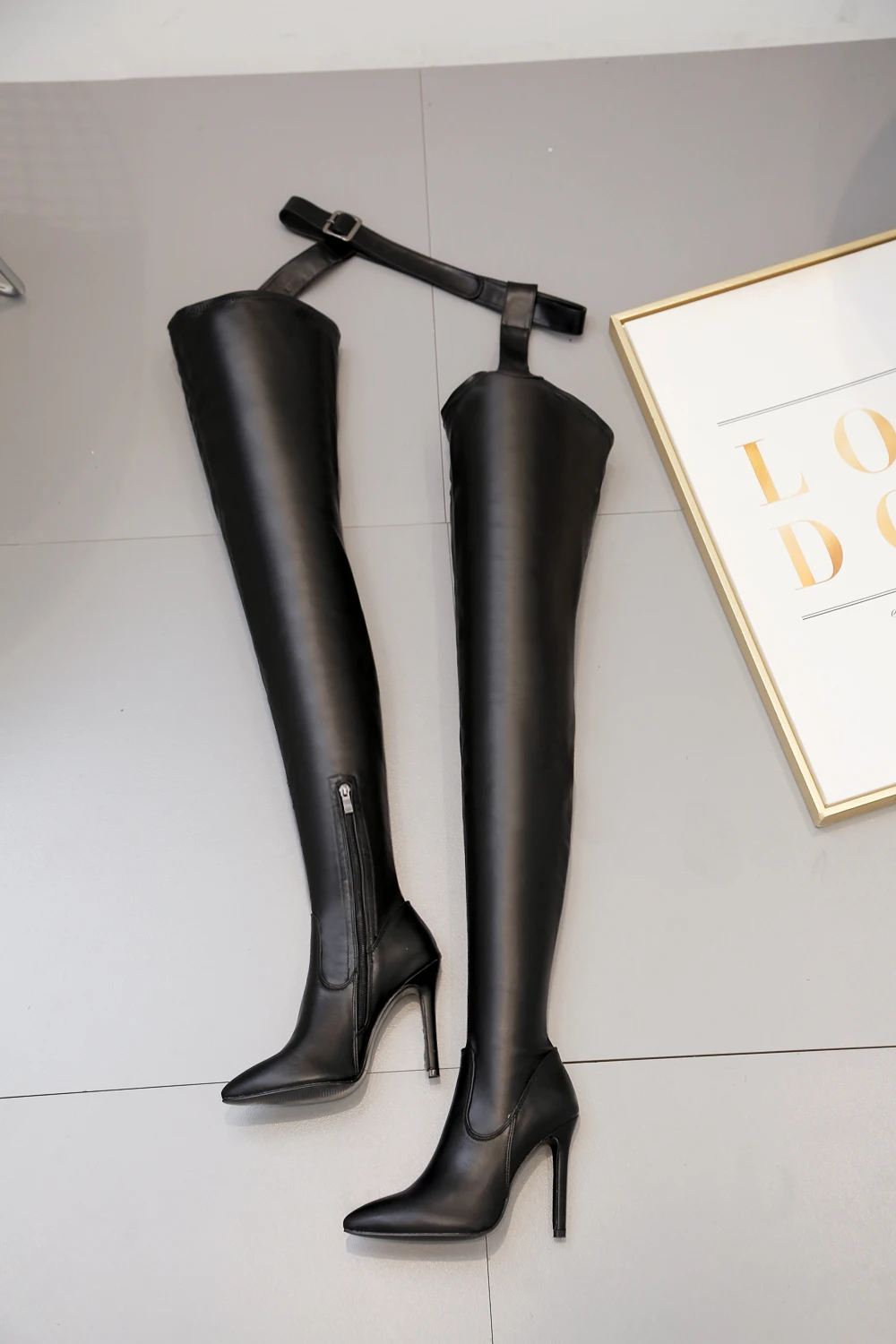 NIUFUNI/ботфорты выше колена из искусственной кожи высокого качества в стиле Рианны; высокие ботинки; пикантные женские ботинки с острым носком, пряжкой и ремешком на молнии