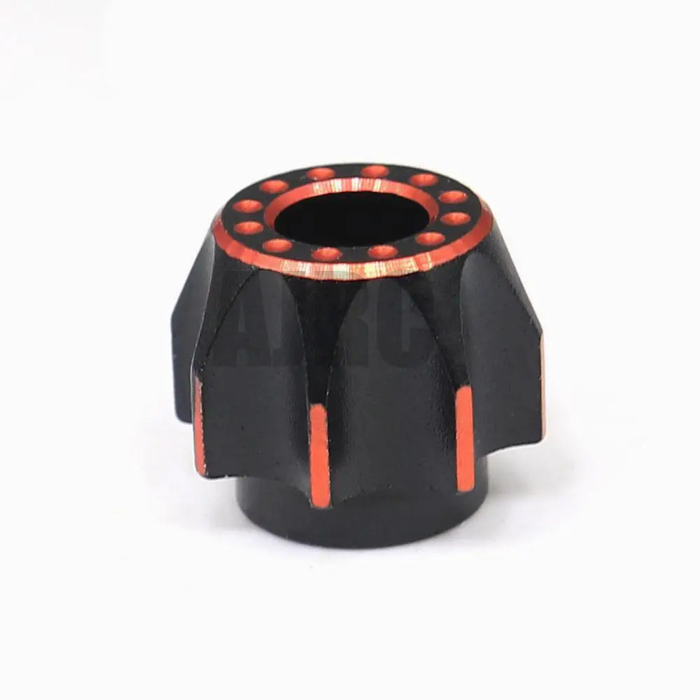 Hélice de drone RC en alliage d'aluminium légère et résistante pour quadricoptères, tenue entre les doigts pour échelle.