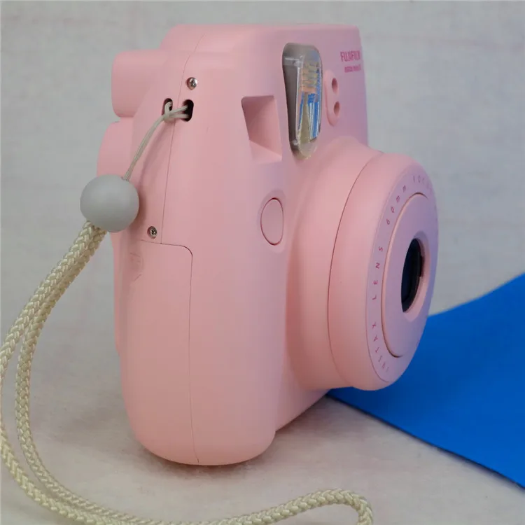 Используется камера моментальной печати Fujifilm Instax Mini 8 Одноразовая для съемки