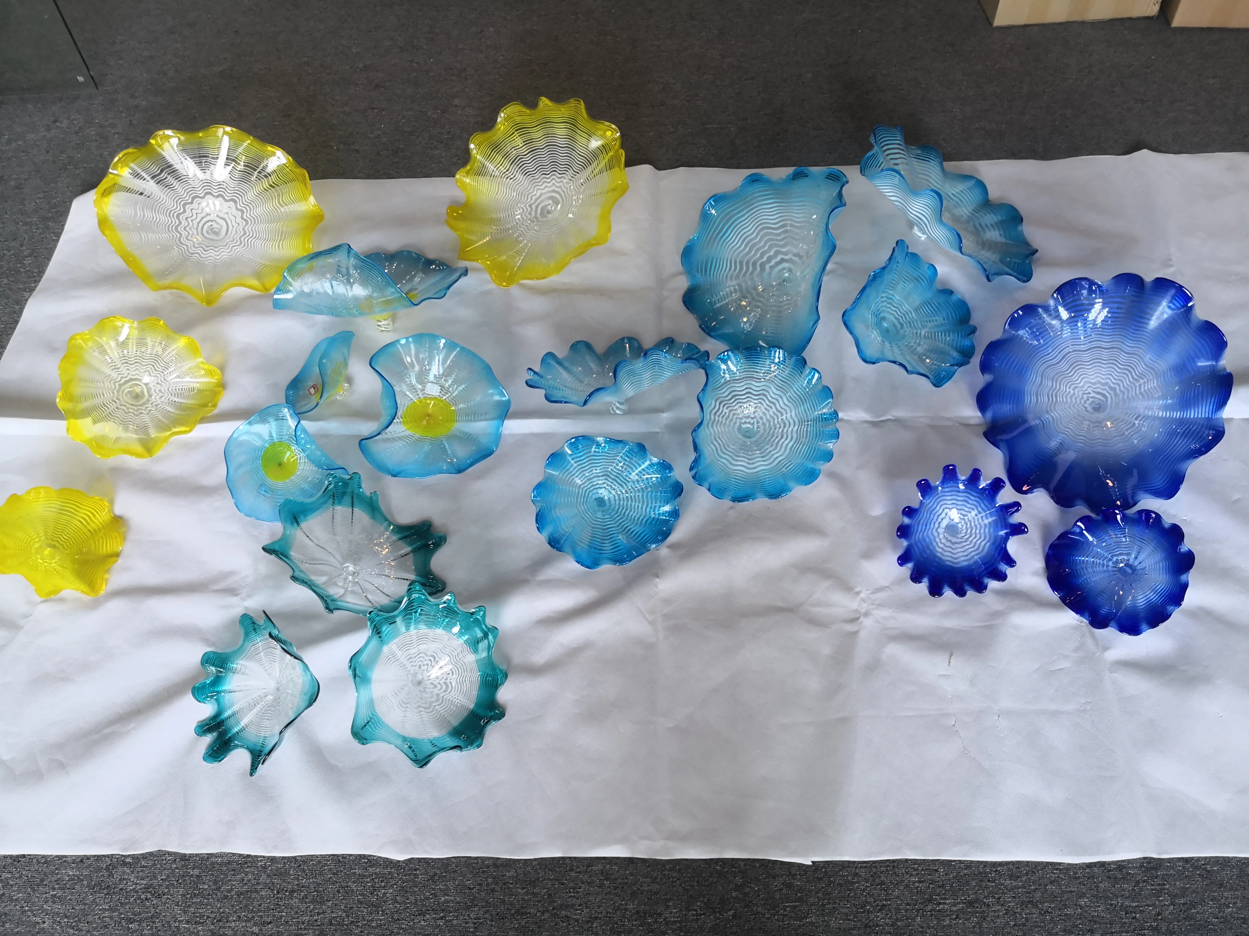 

Newest Murano Flower Plates Wall Arts Blue Shade Yellow Shade Hand Blown Glass Hanging Plates with Scallop Edges