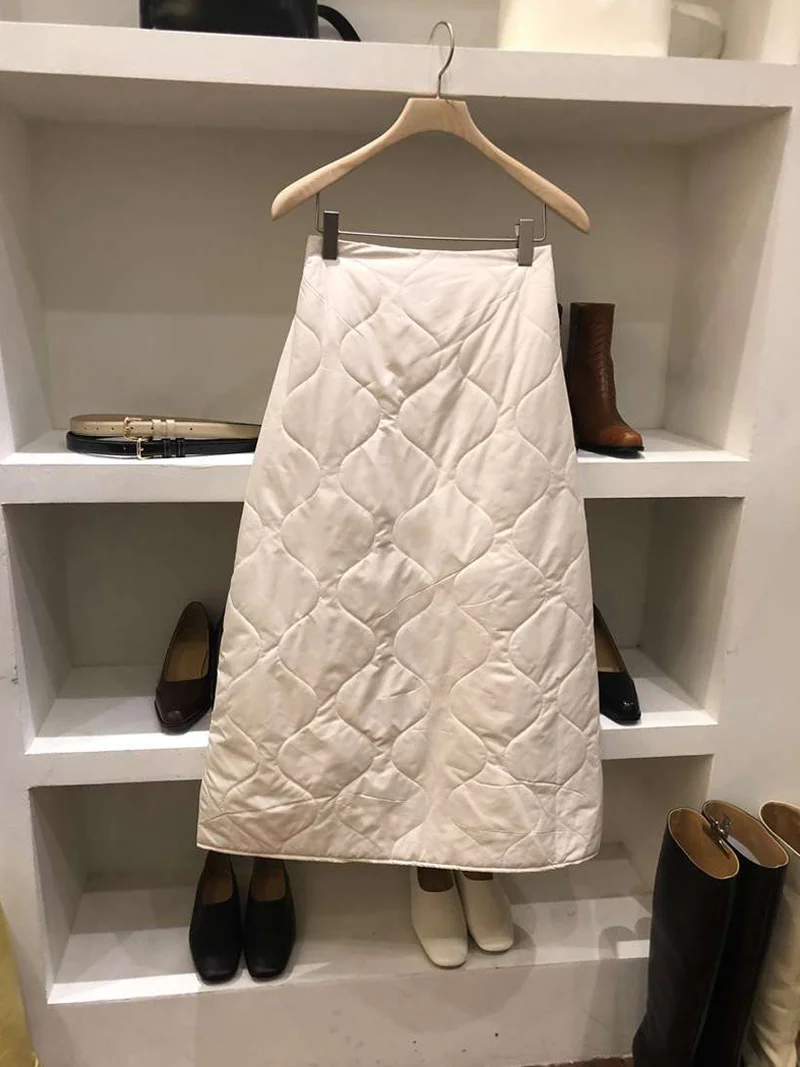 Женская юбка в клетку белая стеганая трапециевидная средней длины с завышенной