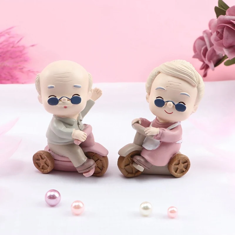 

Creative Lovely Old Couple Sculpture Grandpa Grandma Statue Gifts Anniversary Wedding Cake Topper Decoration For Birthday n