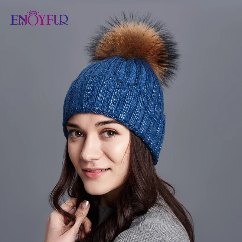 Enjoyfur Мода енота Мех Pom Hat Женский Кашемир Для женщин зимние Шапки с Стразы указал