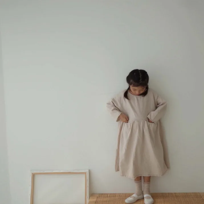 Детские осенние платья для девочек в Корейском стиле; однотонное хлопковое льняное платье с карманами; одежда для детей; свободное платье