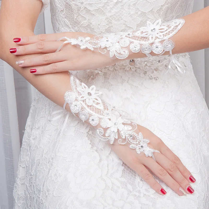Short Bridal Gloves Delicate Sequins Wedding Gloves Fingerless Ivory White Lace Bridesmaids Gloves Bride Accessories ST018