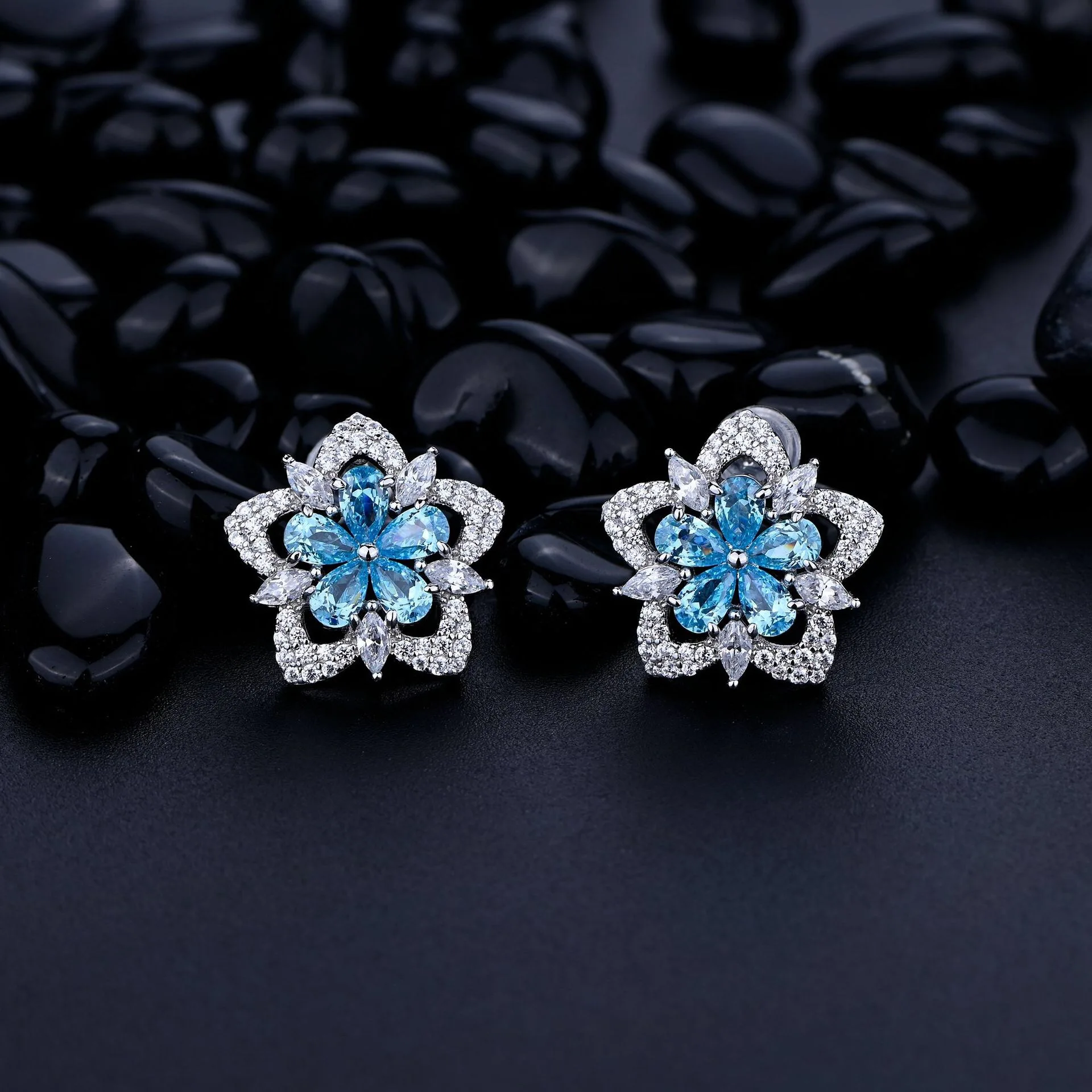 

Женские серьги-гвоздики из серебра 925 пробы, с фианитом