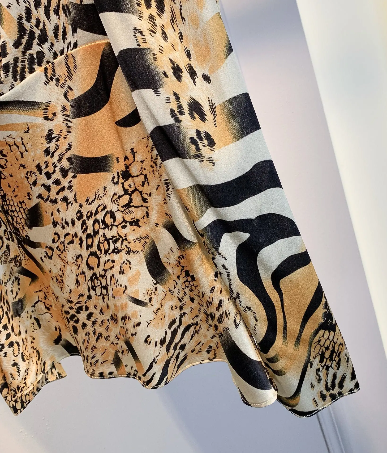new ladies fashion long-sleeved sexy leopard shirt 1018