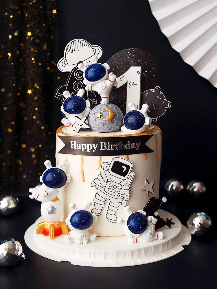 宇宙飛行士ケーキスタンド 月の星をモチーフにした宇宙飛行士のバースデーケーキ,宇宙をテーマに