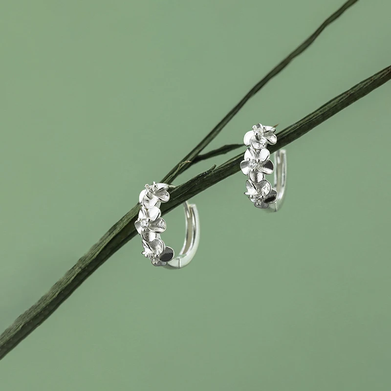 

MIQIAO Women Jewelry 2020 New 925 Sterling Silver Simple Flower Hoop Earrings Buckle Female Sweet Fashion Creative Design Wild