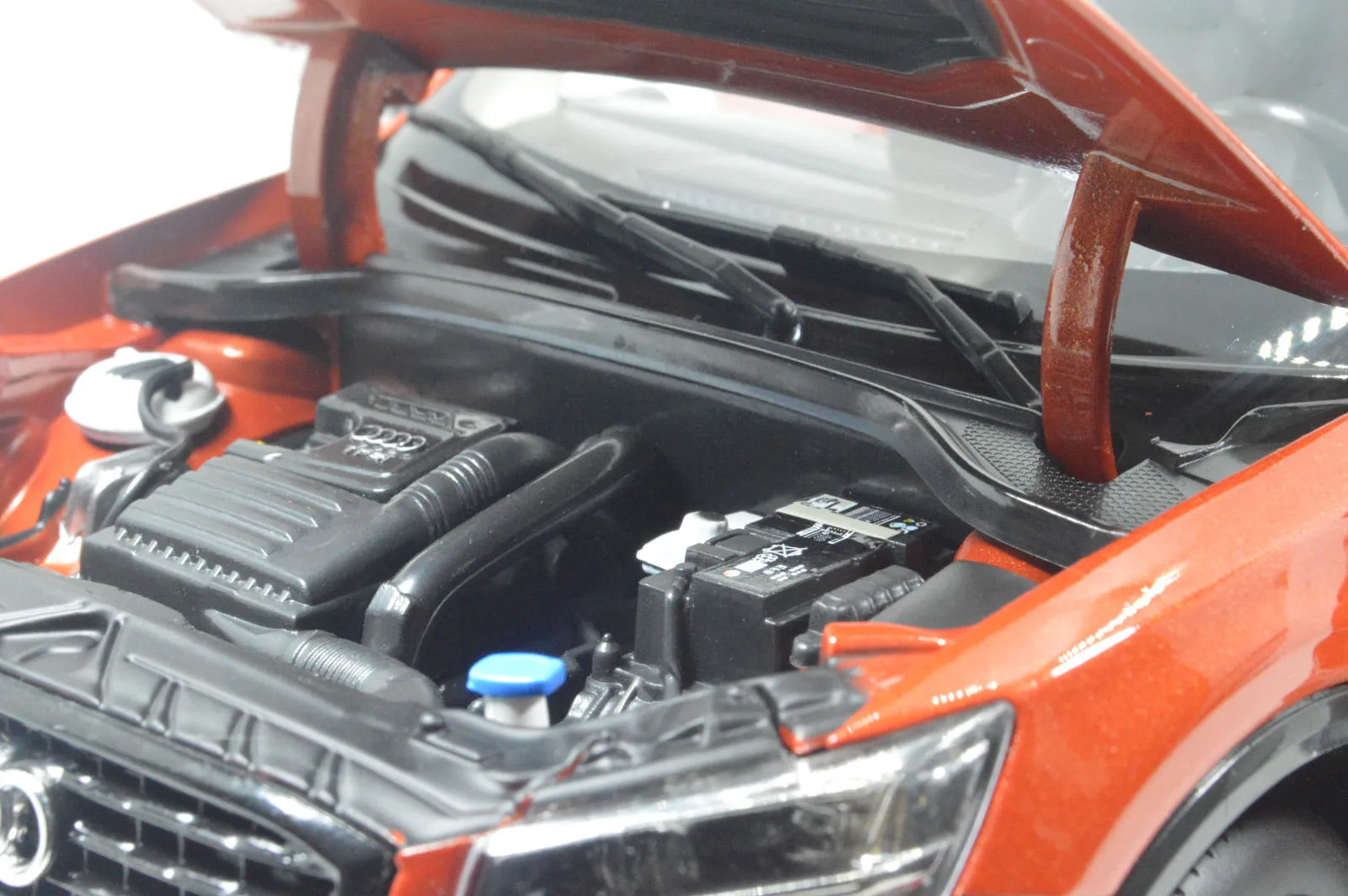 Paudi модель 1/18 1:18 Масштаб Все новые Audi Q2L оранжевый литой модель автомобиля игрушка модель автомобиля открываются двери