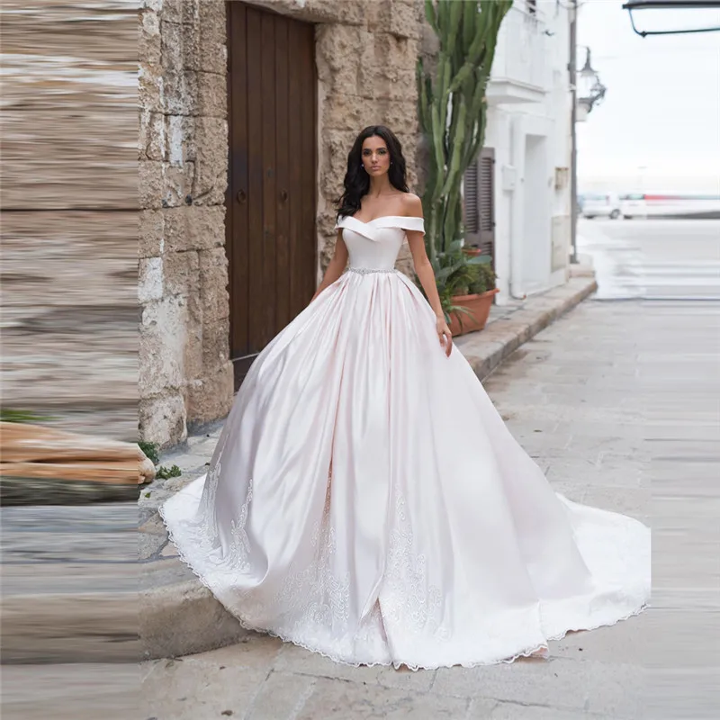 

Off Shoulder Lace Appliques Ball Gown Wedding Dress Ladies Princess Satin Short Sleeves European Garden Fashion Bridal Gown