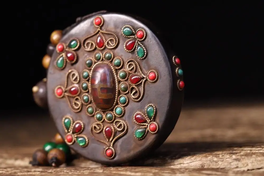 

Only 1 Piece!!Tantric Buddhism in Tibet,natural meteorites are hand-made inlaid with dzi beads, Shakyamuni statues,with magnetic