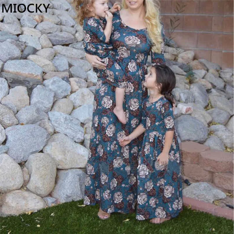 

2019 Autumn Family Matching Dress Winter Half Sleeve Floral Long Dress Mom and Daughter Dress Mommy and me clothes E0252