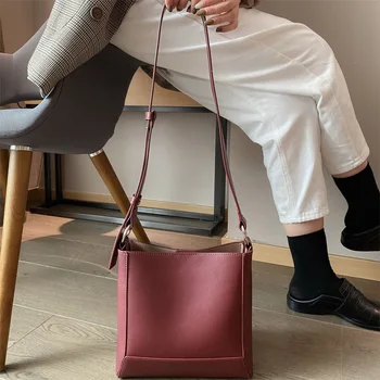 

2020 autumn winter new leather handbags Korean version of the shoulder diagonal retro bag niche design large capacity bucket