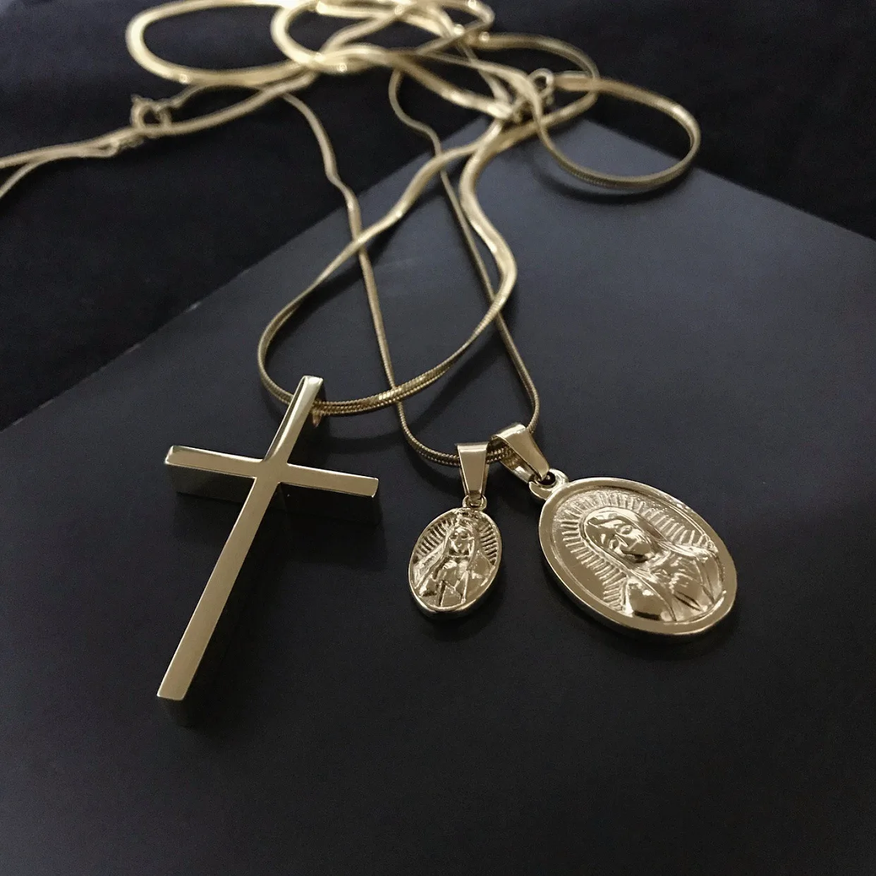 

Dropship 2019 New Fashion Simple Hip Hop Pendant Round Virgin Cross Gold With Short Necklace For Men Women Party Holiday Gifts