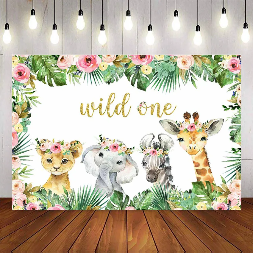 И надписью wild one зеленый фон с листьями сафари джунгли животные вечерние