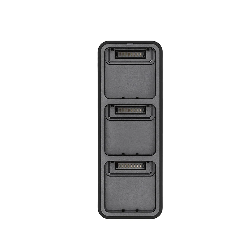 Utilisateur insérant une batterie DJI Mavic 3 dans la station de charge intelligente