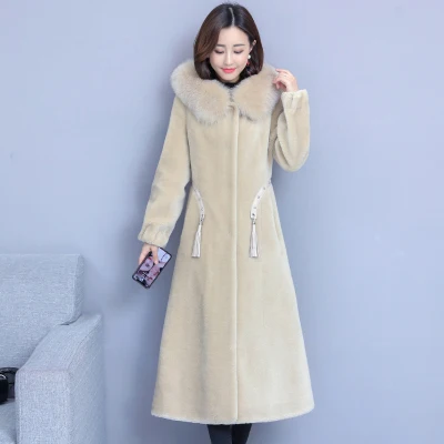 Beige Элегантное винтажное длинное пальто из искусственного меха для женщин, зимнее толстое теплое пальто из лисьего меха с воротником из овечьей стриженой шерсти размера плюс, Женское пальто с капюшоном - Цвет: Beige