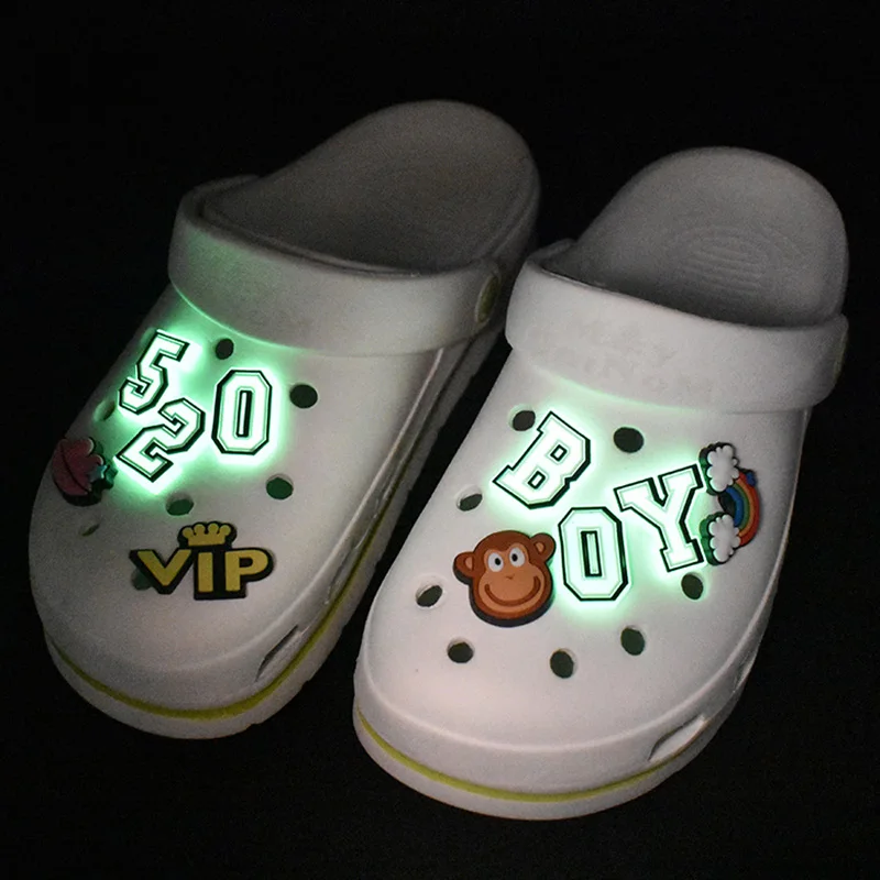 Единична буква 1 бр. Светеща азбука Талисмани за обувки Бутон Аксесоари Обувка Направи си сам Декорация Маншет Детски коледен подарък Croc Jibz