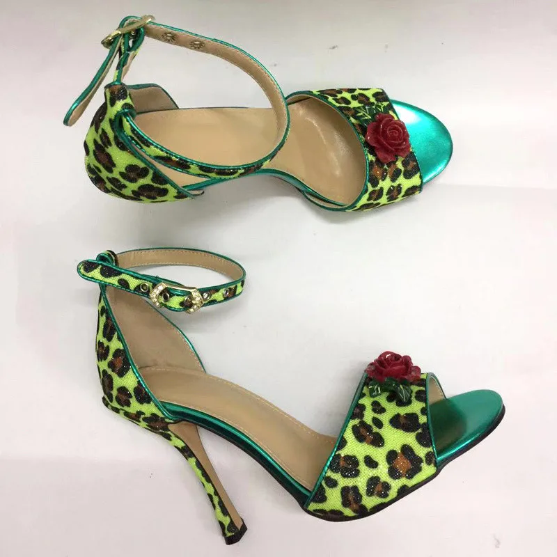 Пикантные леопардовые сандалии; женские сандалии-гладиаторы на высоком тонком каблуке с открытым носком и декором розы; яркие цвета; леопардовые сандалии для вечеринок