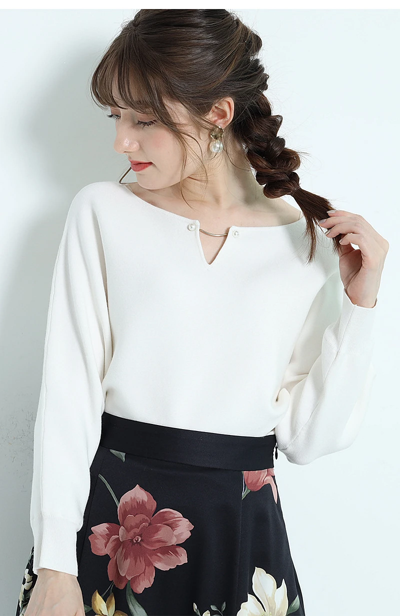 

2020 autumn and winter new elegant pure color pearl V-shaped front and rear two-wear large round neck sweater top women