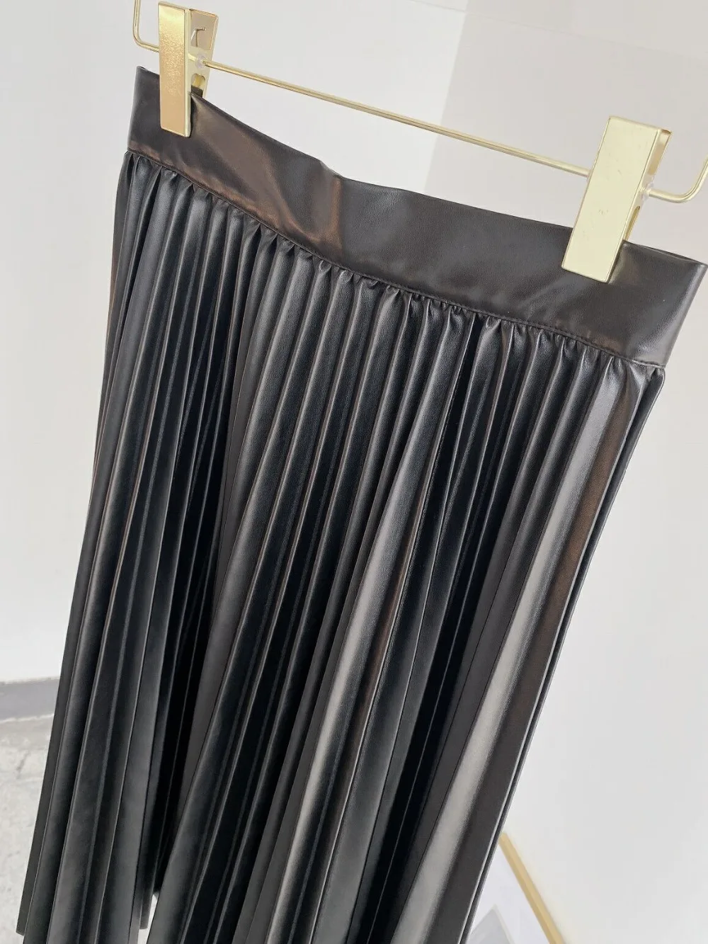 2020 AW Cool BLACK Pu Leather Asymmetric Midi Skirt High Waist Front Buttons Fashion Pleated Skirts