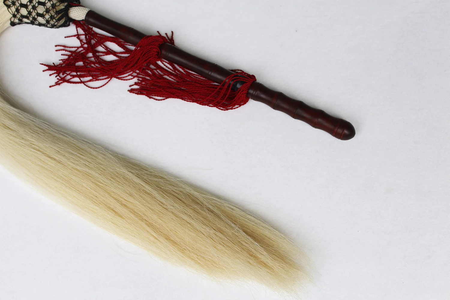Действительно конский хвост Whisk Tai Chi Whisk пыль Whisk Будда пыль летит вам Волшебная сандаловая ручка отправить посылка