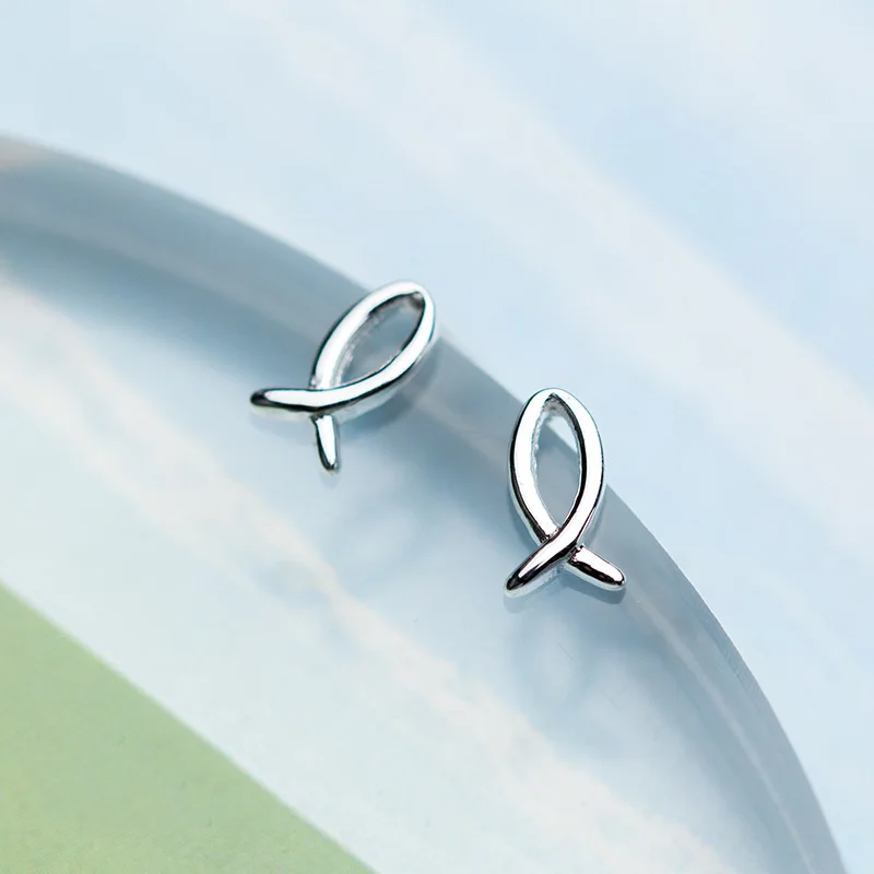 Гипоаллергенные 925 пробы серебряные серьги-гвоздики в форме рыбы для женщин и девочек, детские полые серьги в виде милой рыбы, минималистичные женские мини-ювелирные изделия