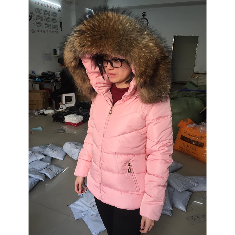 Женские зимние пальто с большим бантом, новинка, роскошный большой мех енота, теплый тонкий пуховик с капюшоном, хлопковая куртка, верхняя одежда с подкладкой, 2 в 1, съемный