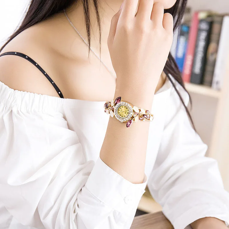 Creative New Retro Bracelet Watch Fashion Diamond Flower Ladies Fashion Casual Watch