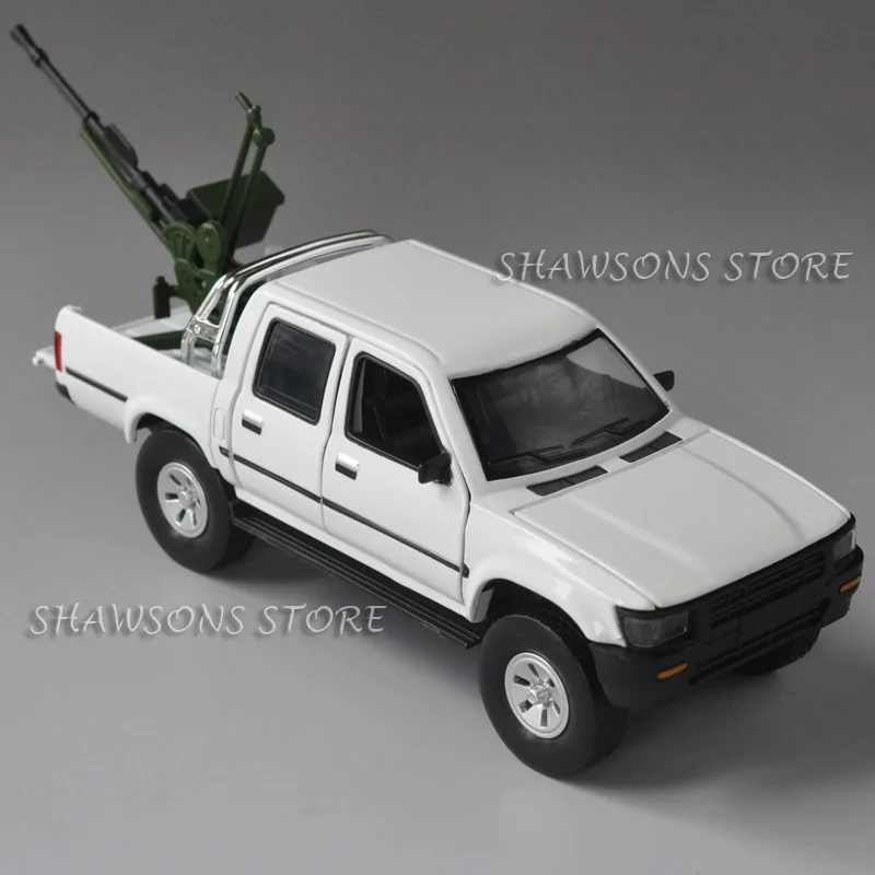 Литой металл 1:32 Модель автомобиля игрушки Toyota Hilux SUV оттяните назад Реплика звук и свет