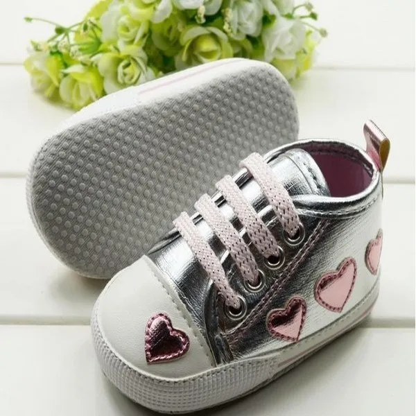 Детская теплая мягкая обувь для маленьких девочек с узором в виде сердечек; обувь на шнуровке; кроссовки