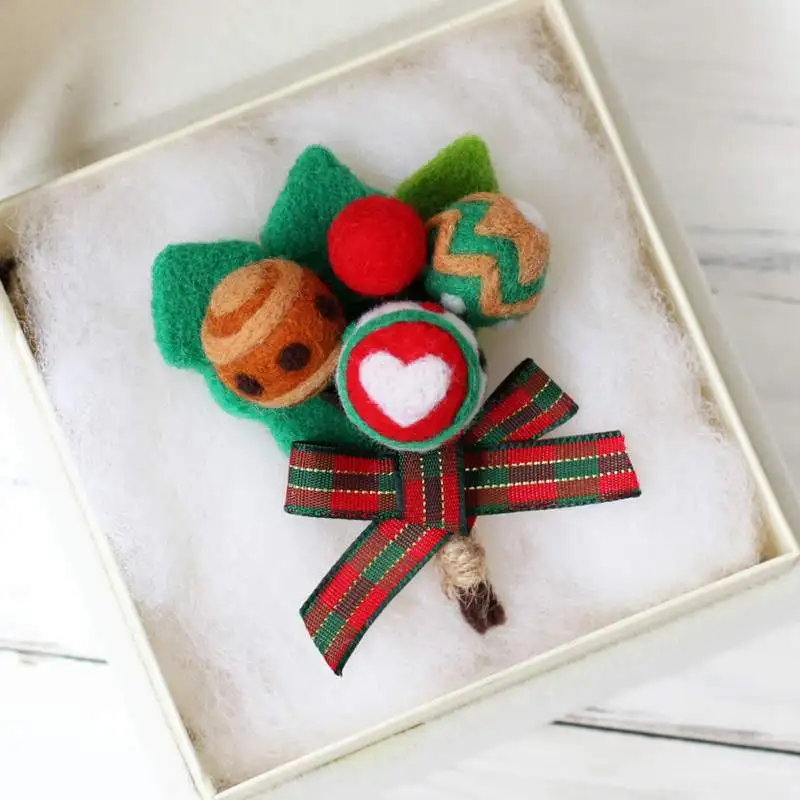 Creatibe New Christmas Brooch DIY Wreath Santa Claus Christmas Tree Pattern Brooch Felting Crafts Wool Felt Kit Handmade Set