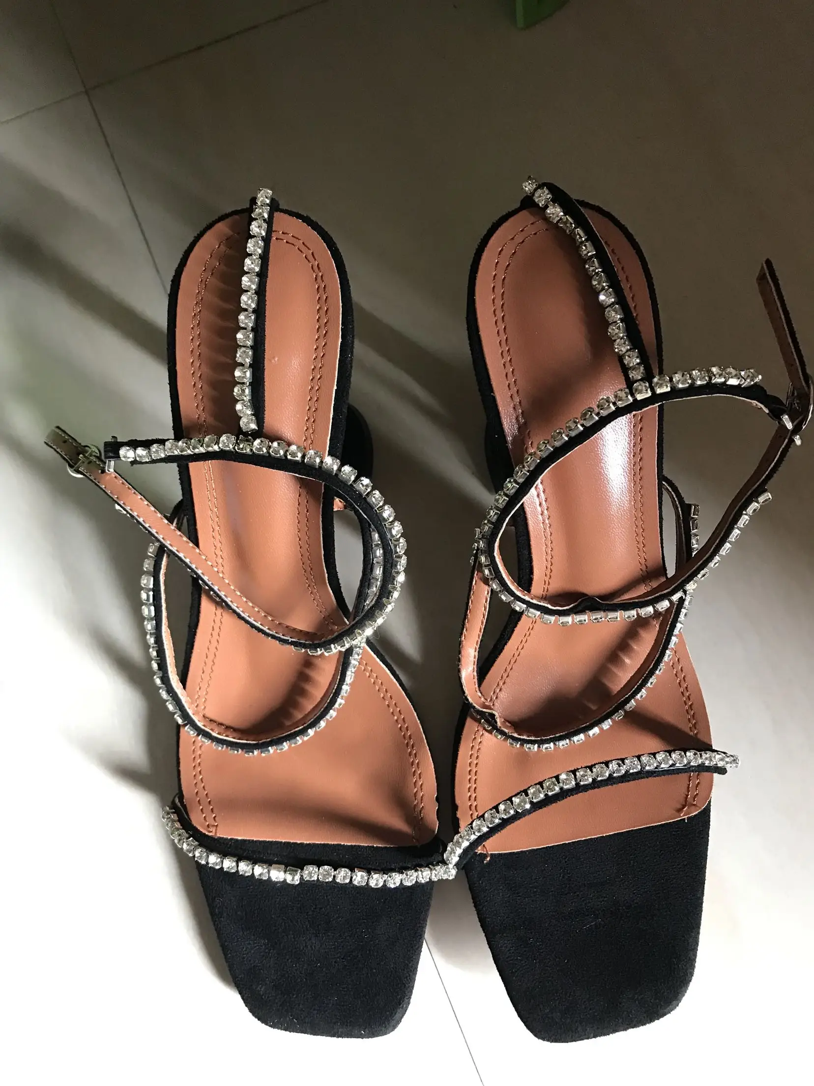 Черные, серебристые сандалии-гладиаторы; женские летние туфли с вырезами; женские туфли-лодочки; Sandalias Mujer; дизайн года; высокий каблук