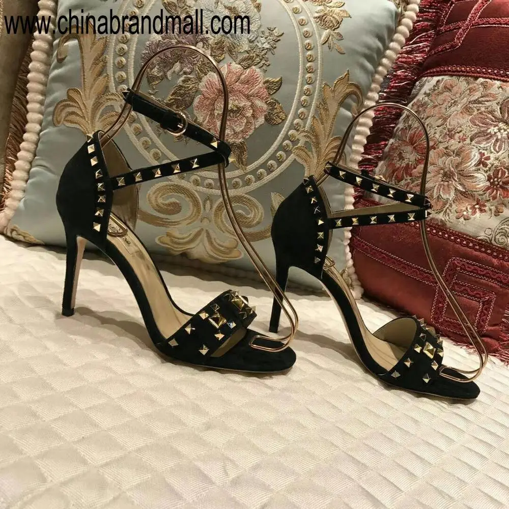 

maius counters the latest color matching heavy work to create classic high-heeled rivet sandals top version absolute history of