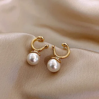 

New Fashion Geometric Pearl C Stud Earrings Temperament Metal Korea Female Golden Earrings Women Wedding Accessories