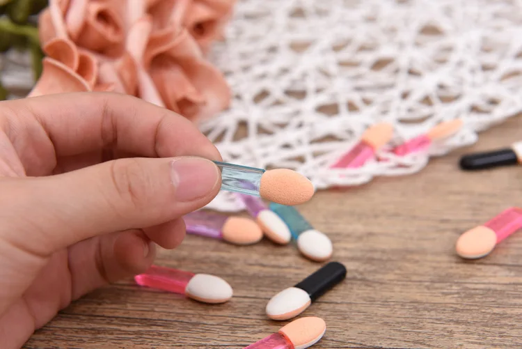 Manufacturers Direct Selling Multi-Stylish Portable Mini Single-head Sponge Stick Single-head Eyeshadow Beauty Wholesale 4 Cm