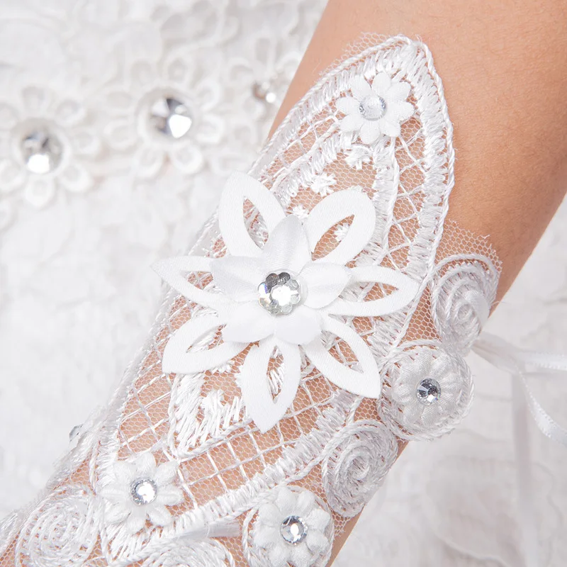 Short Bridal Gloves Delicate Sequins Wedding Gloves Fingerless Ivory White Lace Bridesmaids Gloves Bride Accessories ST018